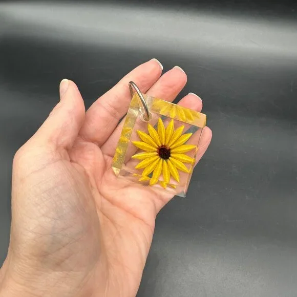 Vintage Carved Lucite Pendant Key Ring Yellow Daisy Flower Power 1970s Retro - Picture 8 of 11